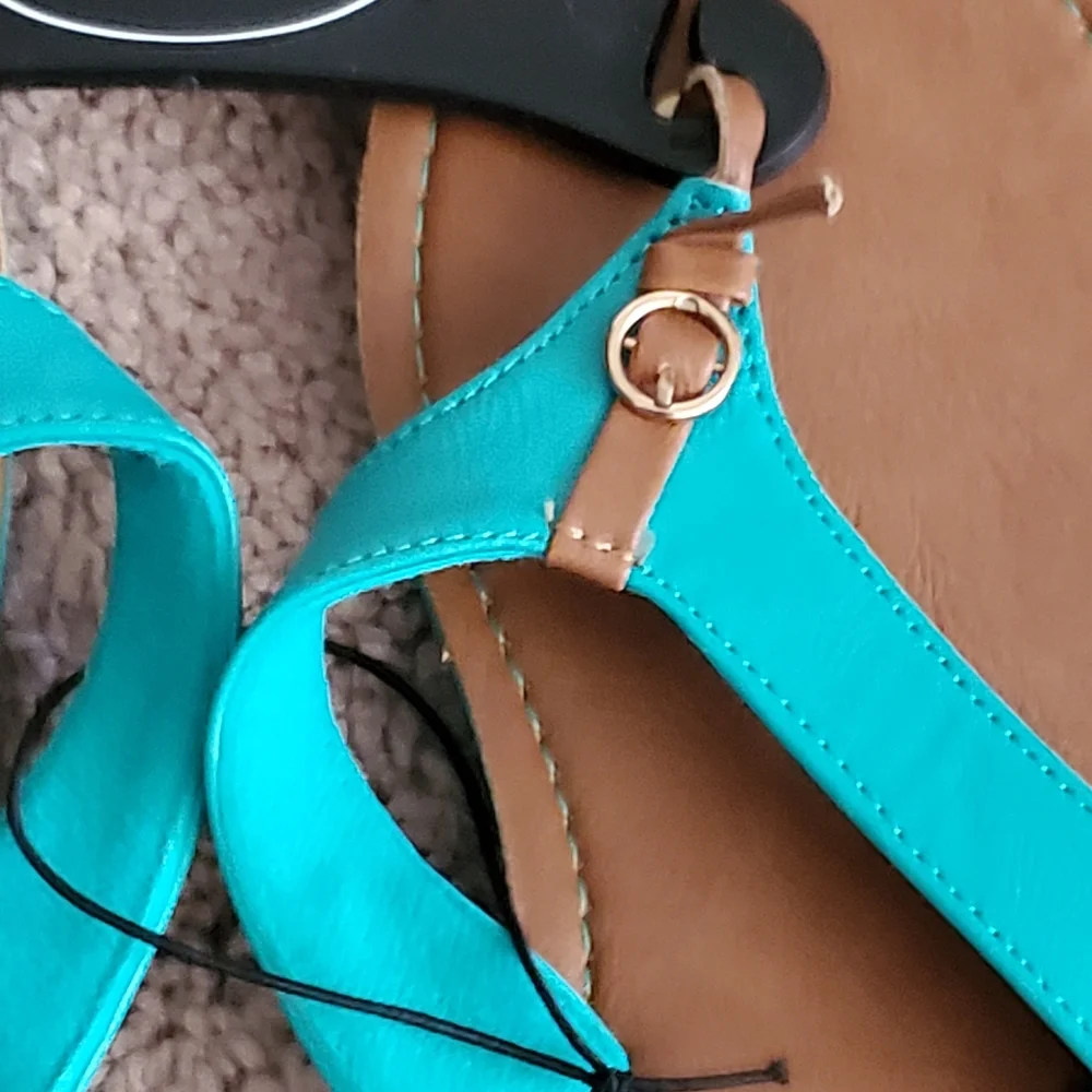 Envision Studios faux leather flip flops turquoise and brown size 9